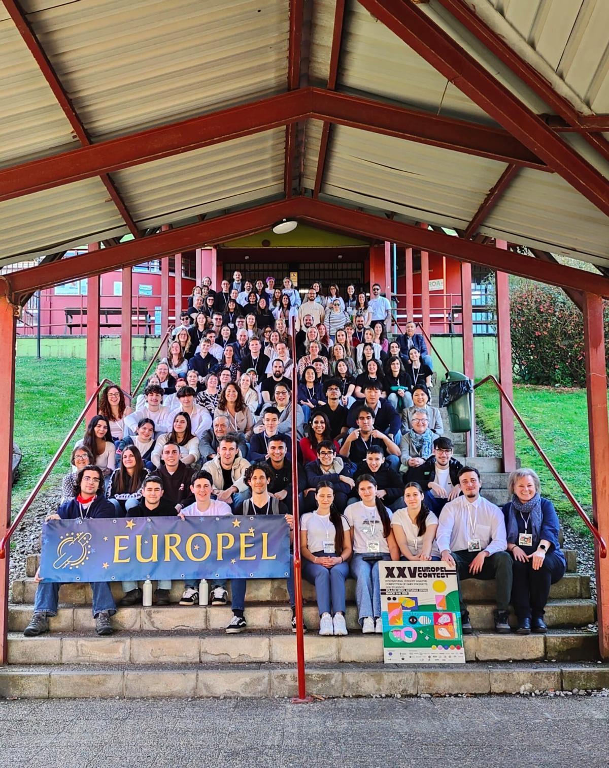 Foto de familia de los participantes en el evento.