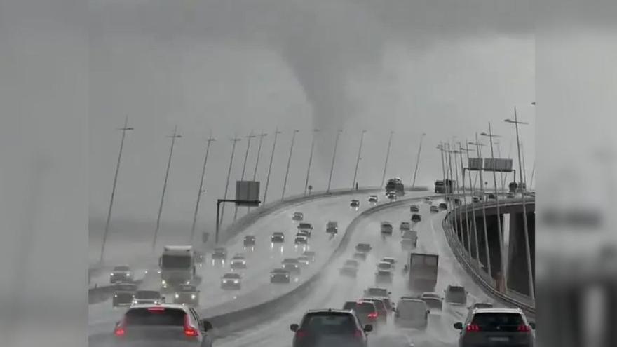 Un tornado de agua sorprende a los conductores que cruzaban este jueves el puente Vasco de Gama en Lisboa