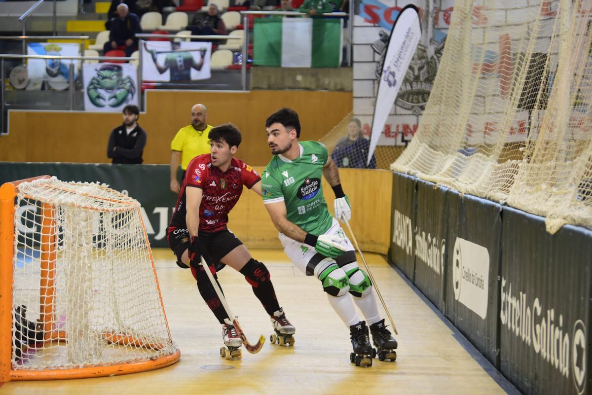 Bruno Saaavedra, ante un jugador del Noia.