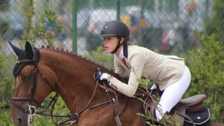 Andrea Rodríguez, con &quot;CDE Capellán&quot;.