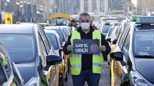 Tito Álvarez, portavoz de Élite Taxi, durante una protesta del gremio contra Uber por las calles de Barcelona