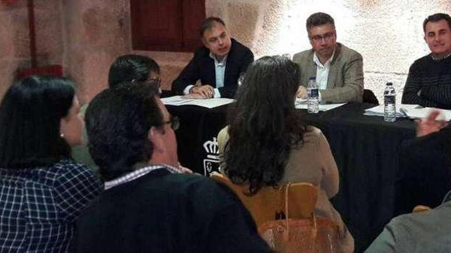 Javier Bas y Heriberto García explican el programa en Redondela. // FdV