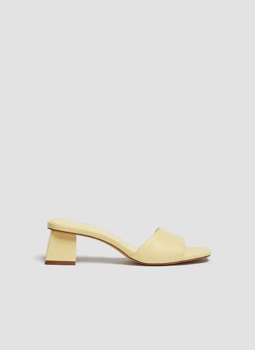 Mules en tono amarillo pastel