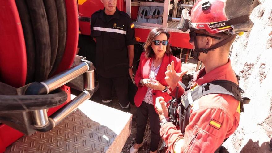 Margarita Robles visita la zona afectada por el incendio de Tenerife