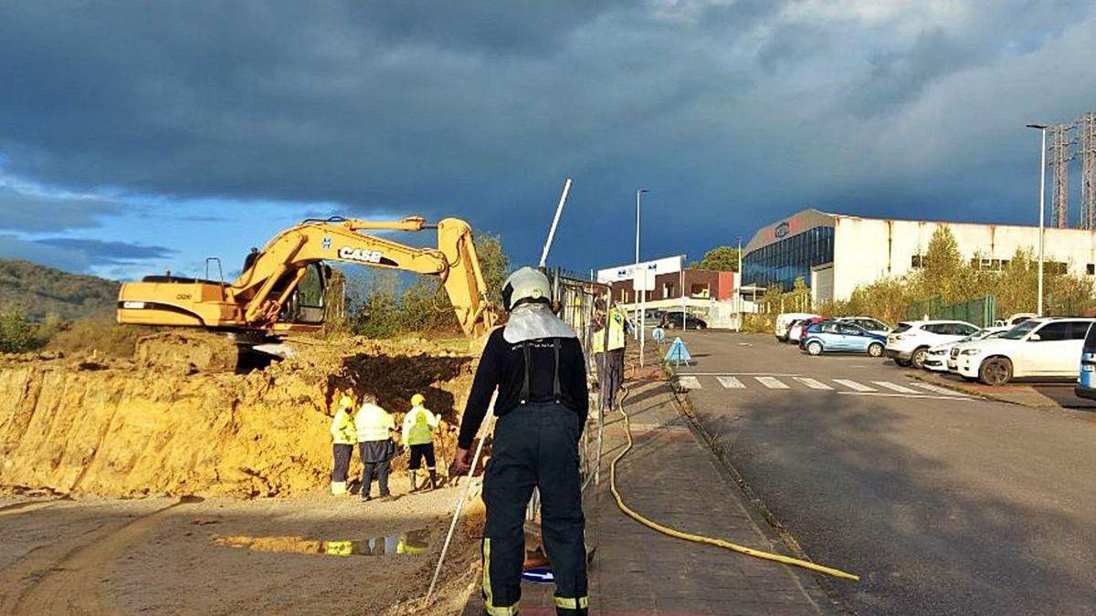 Desalojan dos naves industriales por una fuga de gas en Nava