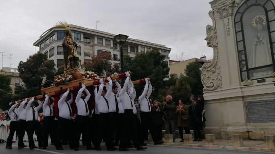 La procesión de San Agatángelo recorrió las calles ilicitanas rodeado de fieles, entes festeros y autoridades de la ciudad.