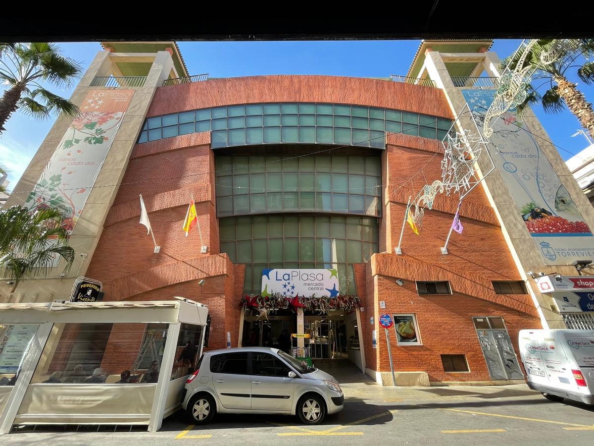 Edificio de la Plasa, con el mercado de abastos en la planta baja y tres plantas superiores ahora sin uso