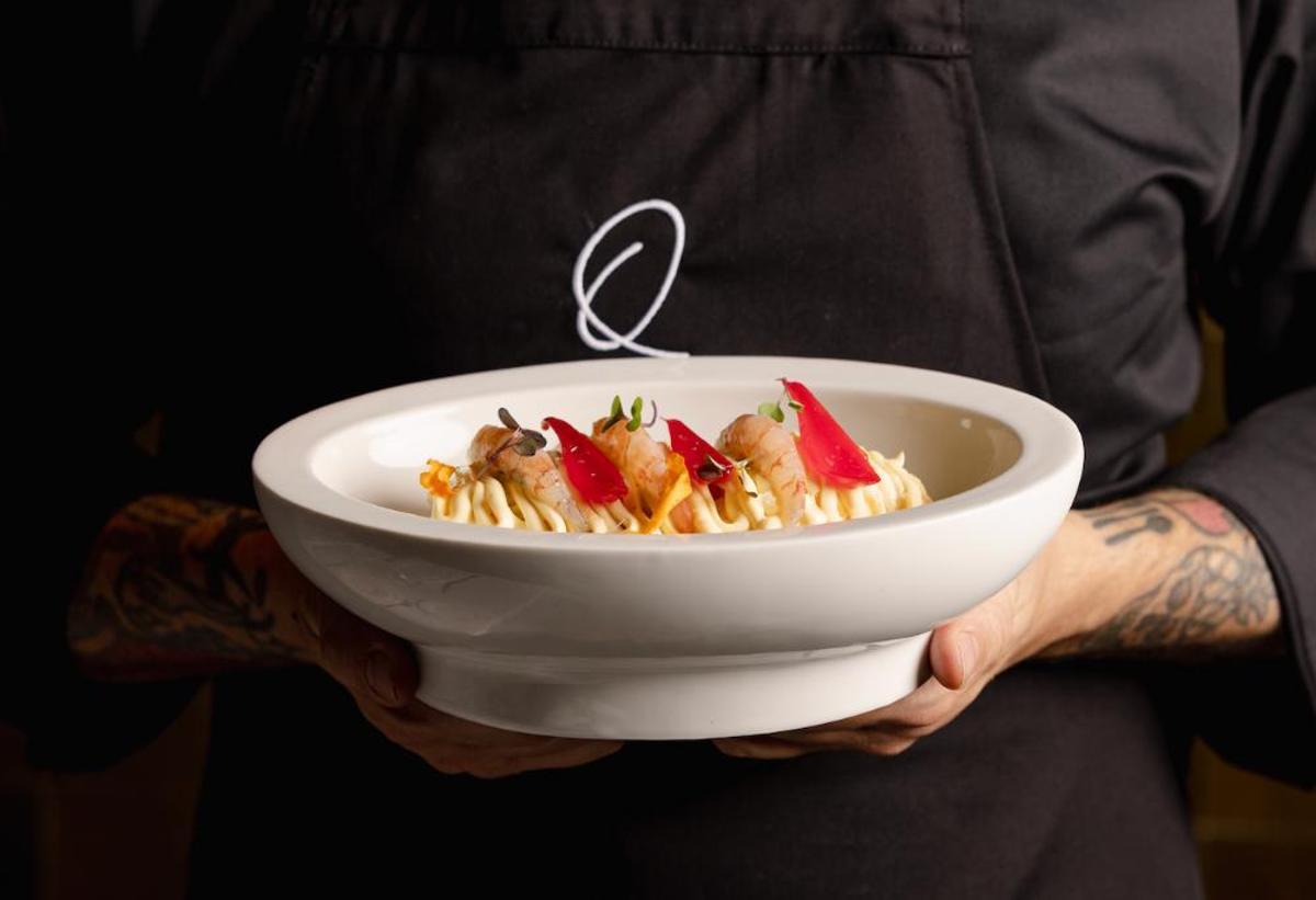 Ensaladilla rusa con quisquillas elaborada en Qorte.