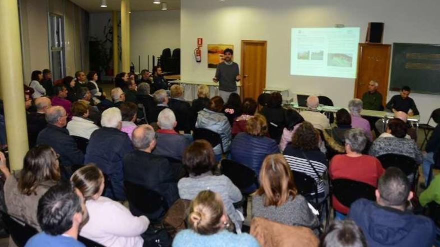 El concejal Rodrigo Currás en la última explicación del proyecto del camino escolar de Domaio. // G.N.