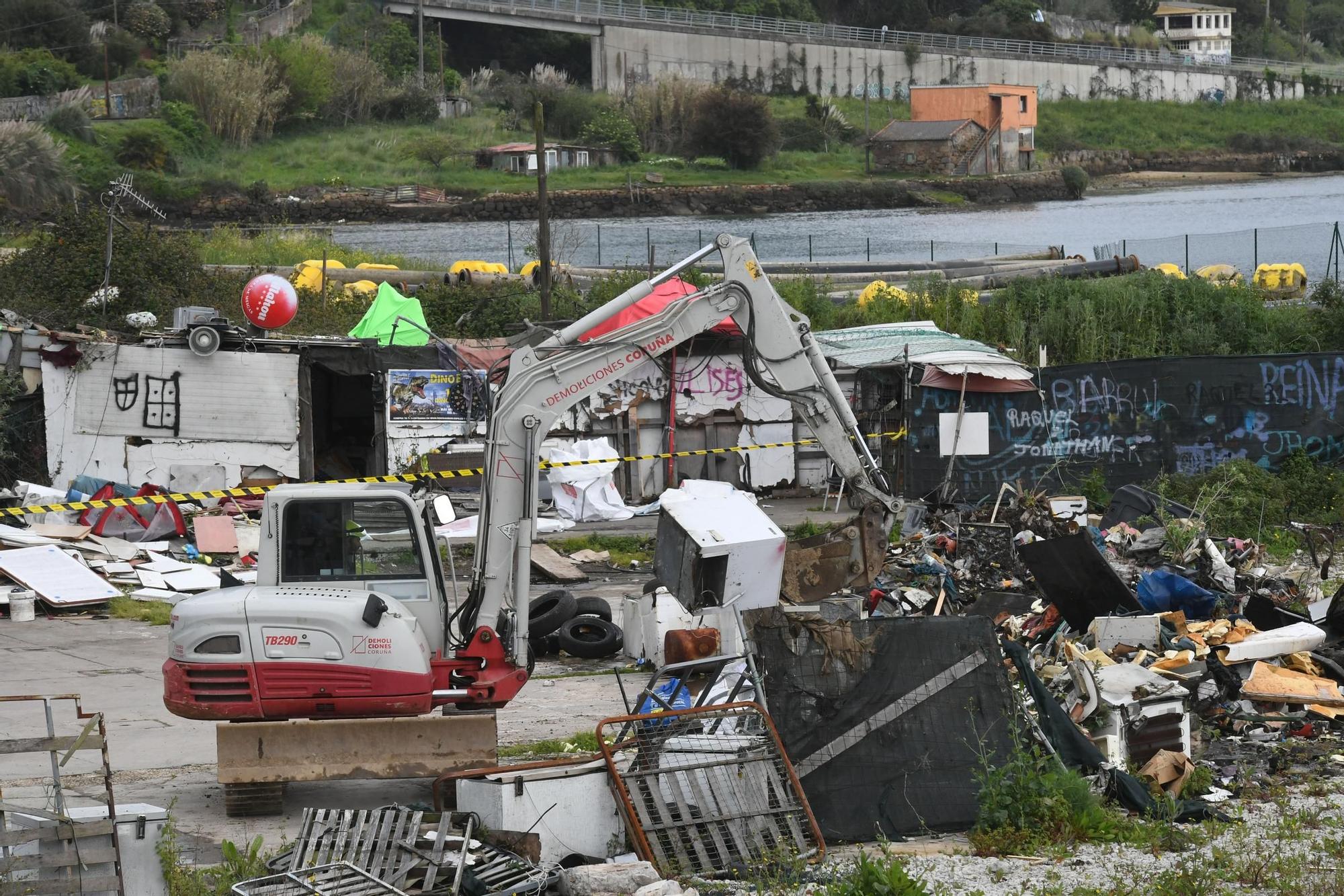 Adiós a la última chabola de A Pasaxe y a dos construcciones ocupadas de forma ilegal junto a la ría