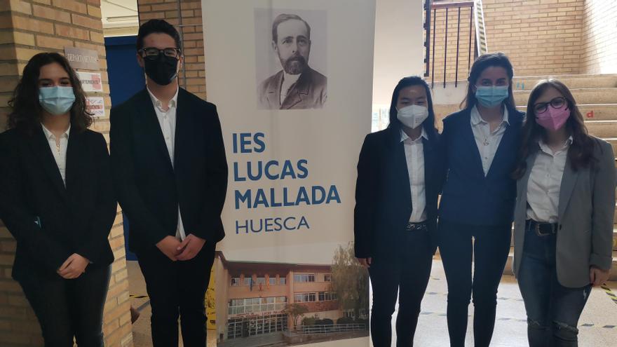 Equipo de debate del IES Lucas Mallada participante en la I edición del Torneo de debate provincial de Huesca.