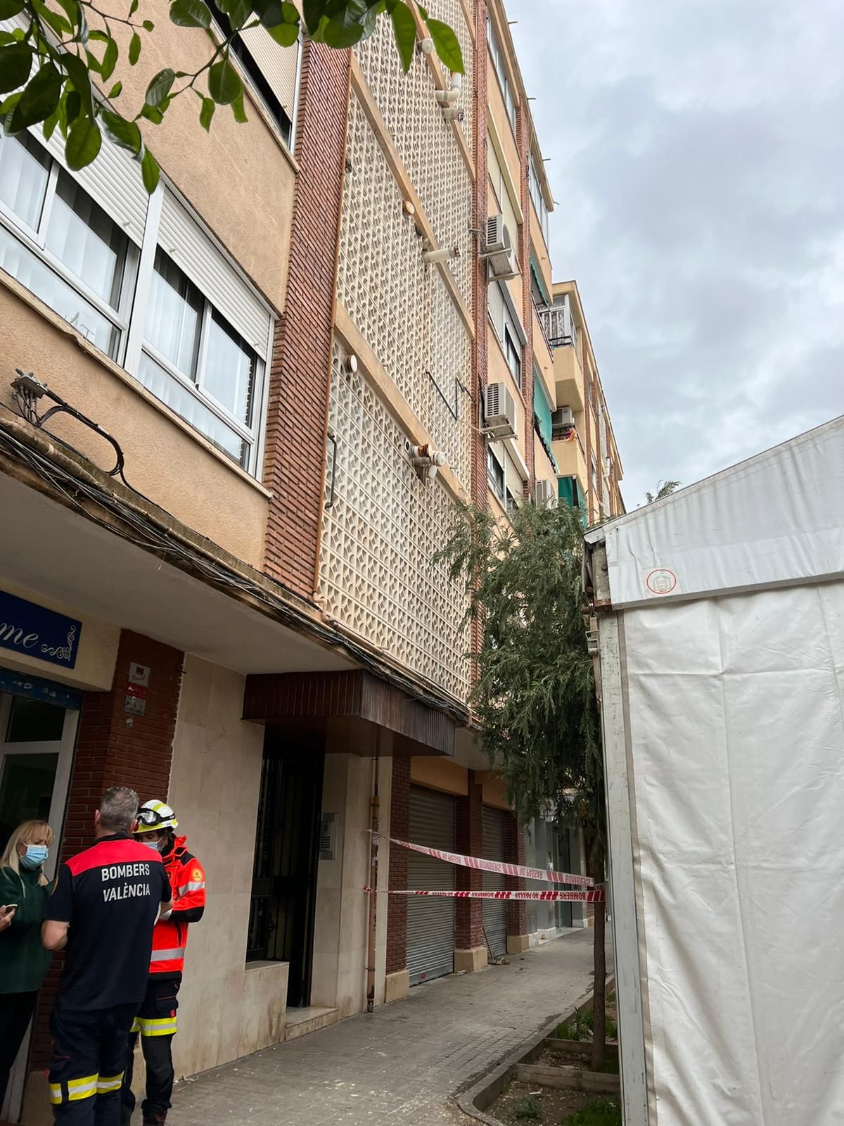 Los cascotes de un edificio caen sobre la carpa de una falla en campanar