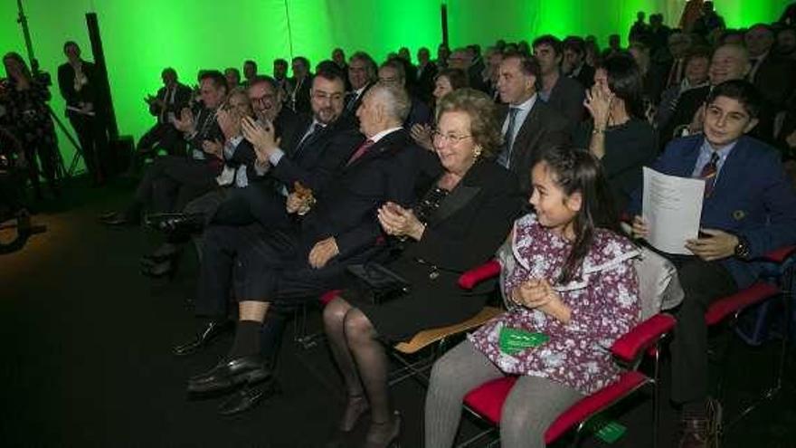 Arganza, sentado junto a su esposa, Rosa Álvaro, y su familia, charla con Adrián Barbón.