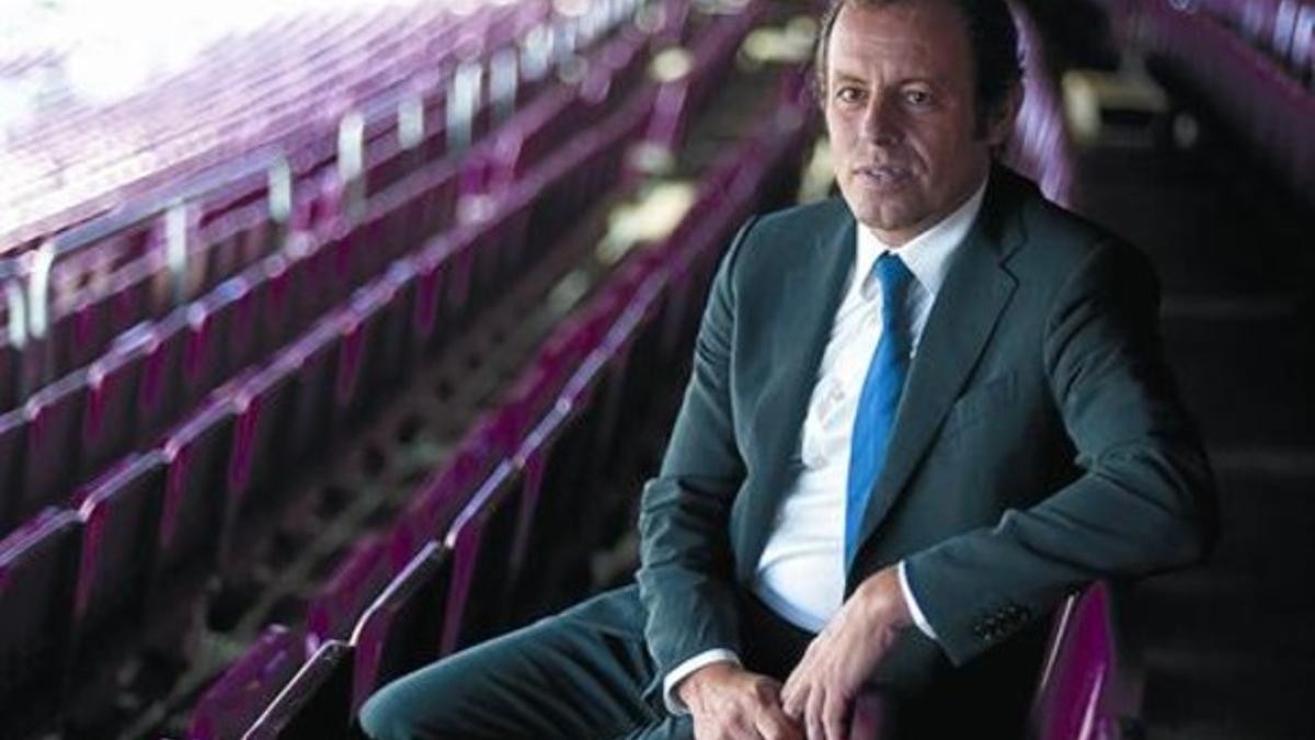 En el campo 8Sandro Rosell, en la tribuna del Camp Nou, presume de tener Àger como pueblo.