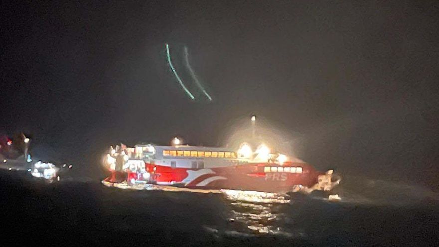 Un ferry choca contra un islote en Ibiza