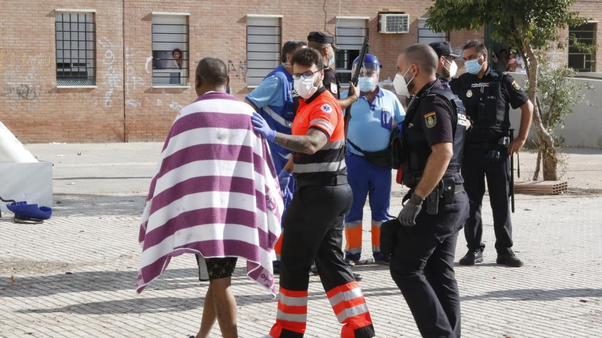 Un sanitario atiende a una de las personas evacuadas en el incendio.