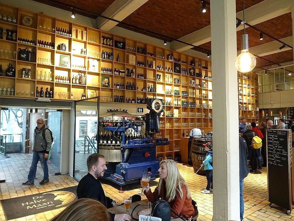 Si te gusta la cerveza y visitas Brujas, De Halve Maan es parada obligatoria.