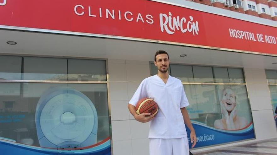 El jugador del Clínicas Rincón atiende por las mañanas a sus pacientes en Torremolinos.