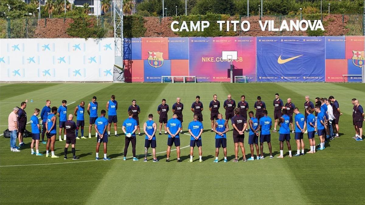 La plantilla del Barça en el minuto de silencio que realizó en la ciudad deportiva de Sant Joan Despí.