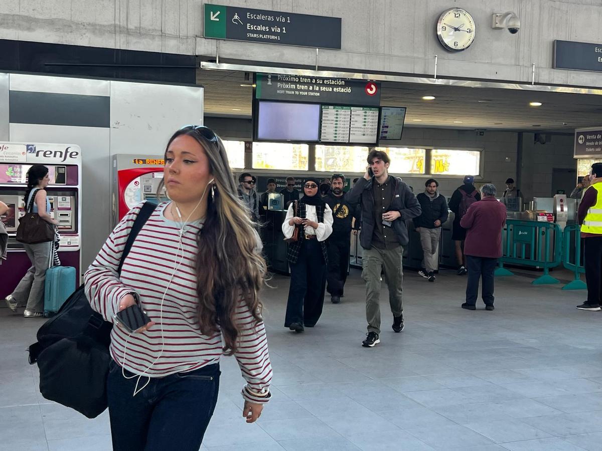 Tranquilidad en la estación del Cabanyal a la llegada de uno de los trenes desviados