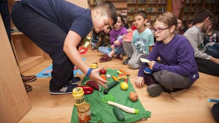 Los escolares tuvieron que elegir alimentos para elaborar su menú. // Bernabé / Cris M.V.