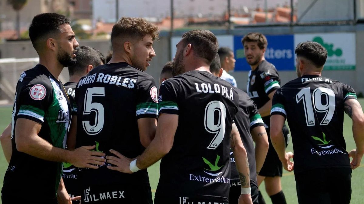 Mario Robles, Lolo Plá y varios jugadores del Mérida festejan un gol.