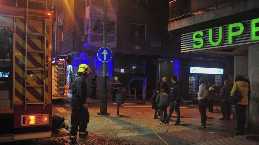 Intervención en el incendio declarado la noche de Navidad en un bajo de la calle Arzobispo Xelmírez, cerca de San Roque. // Iñaki Abella