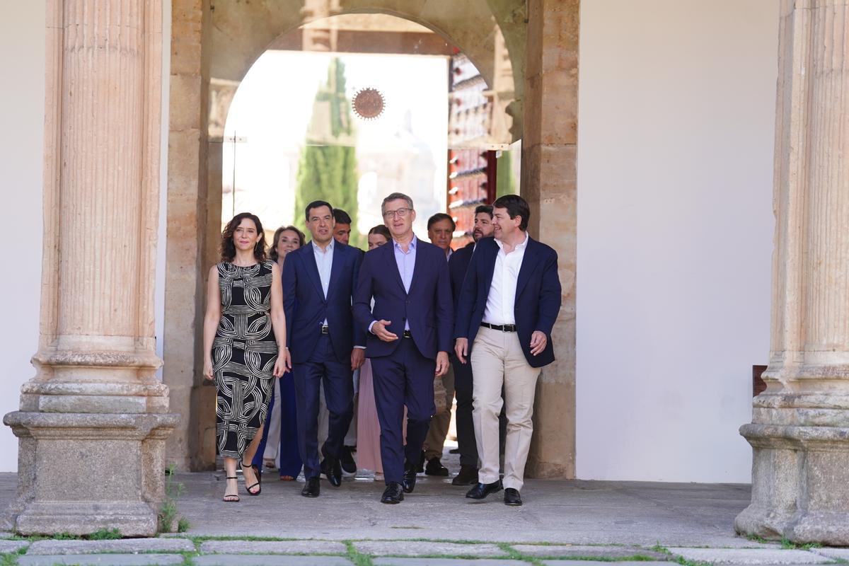 Alberto Núñez Feijóo acompañado de sus presidentes autonómicos en Salamanca.