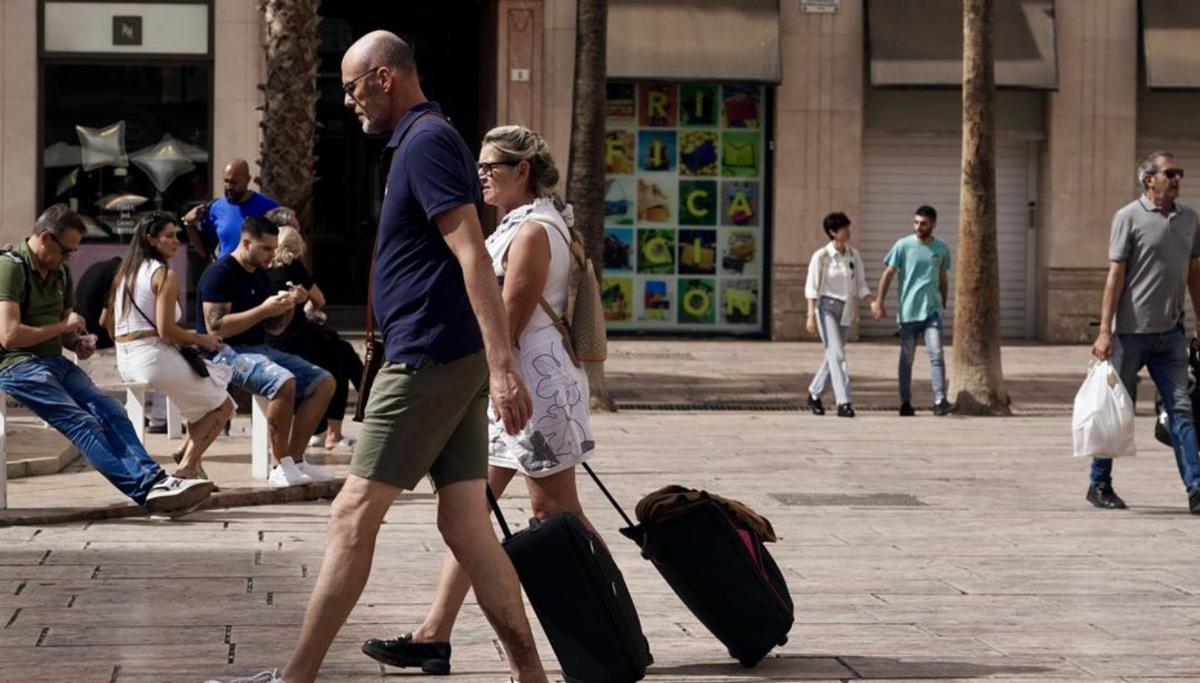 Turistas en el centro de Málaga. | ÁLEX ZEA
