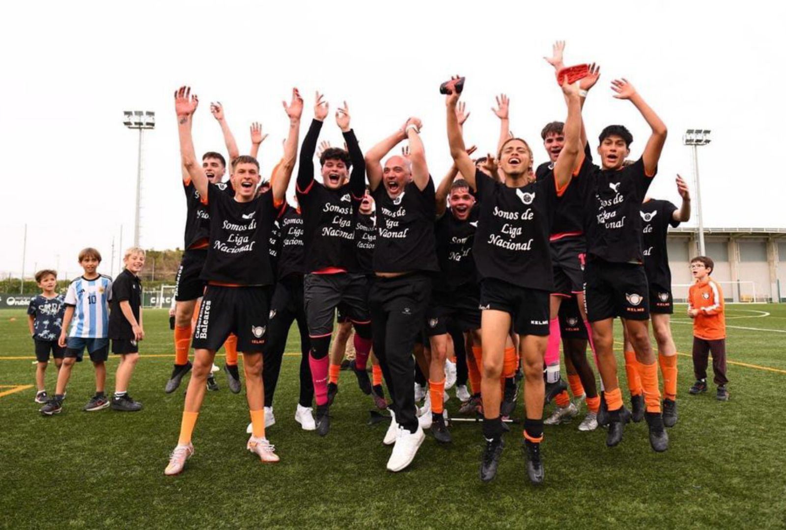 Imagen del equipo celebrando el ascenso | PENYA INDEPENDENT