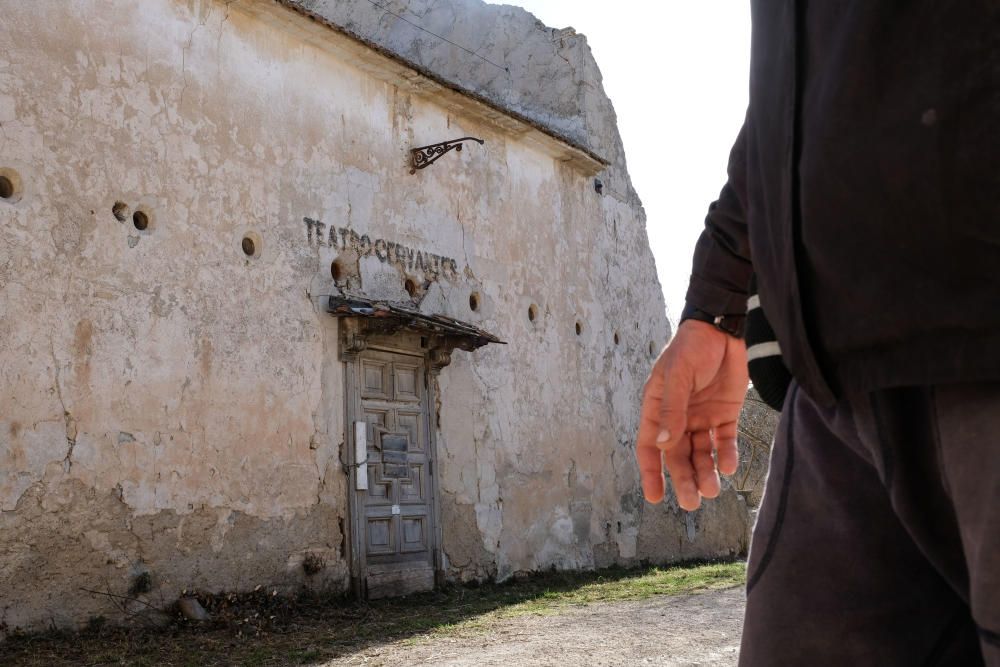 Un activista leonés convierte el ruinoso edificio de la Colonia de Santa Eulalia en su hogar para protegerlo mientras recaba ayudas para restaurarlo