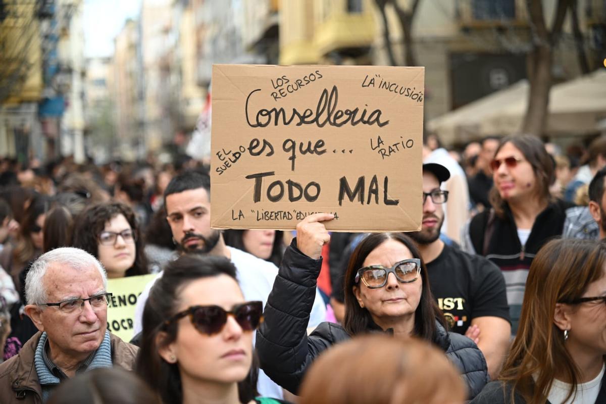 Los profesores salen a la calle en Elche