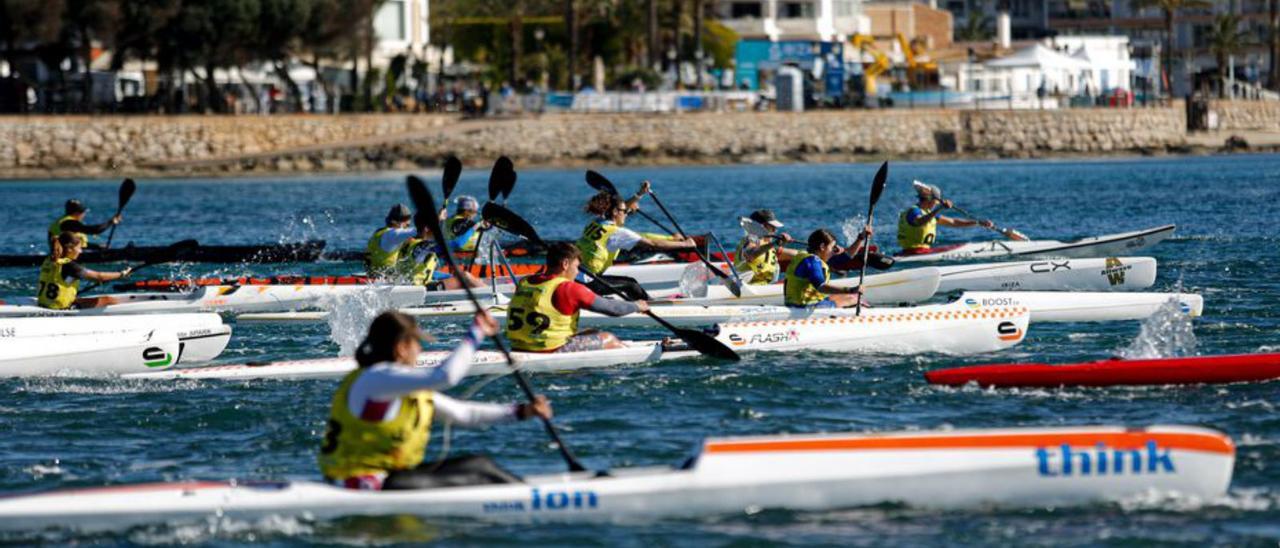 Una prueba de piragúismo en aguas de Santa Eulària.