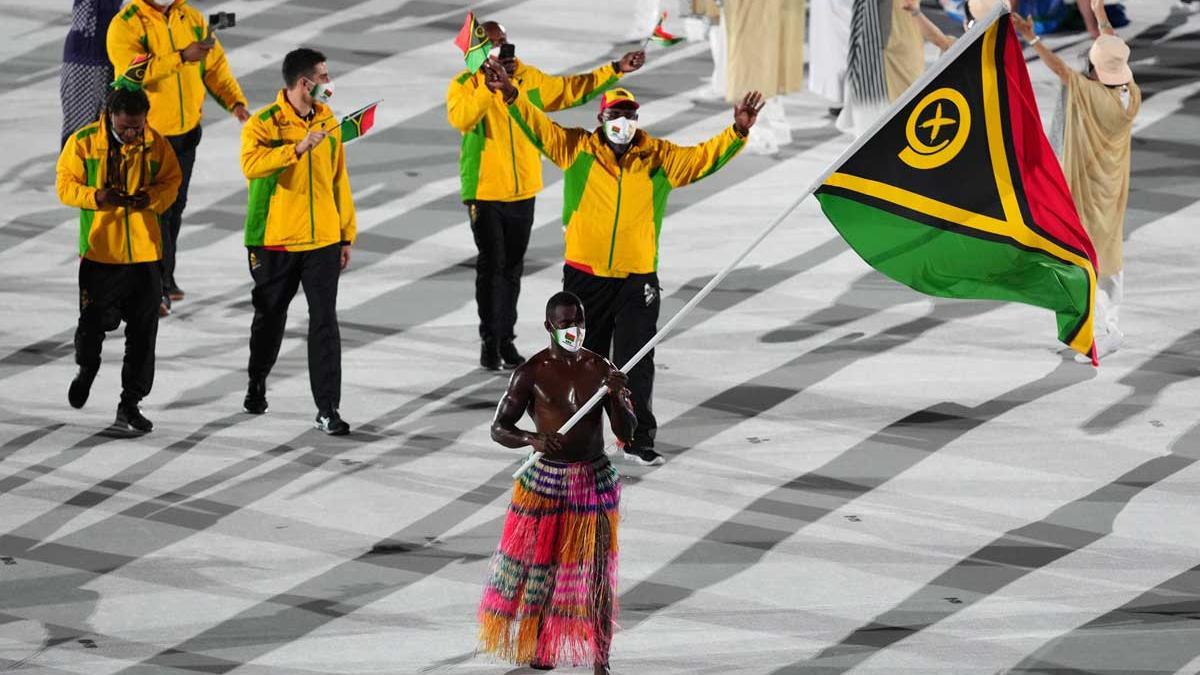 El abanderado de Vanuatu también desfiló con el torso desnudo.