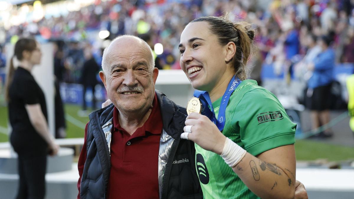 Cata coll, junto a su abuelo tras la final de Oslo