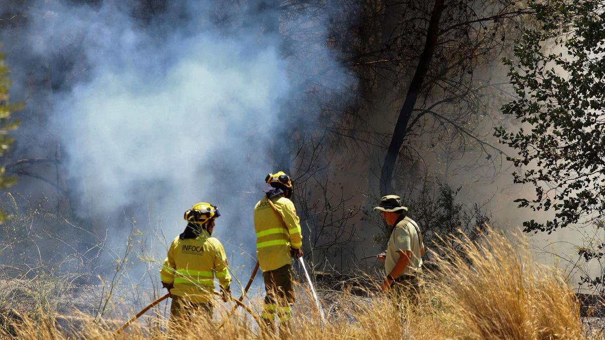 Imagen de archivo de bomberos del Infoca en la extinción de un incendio.