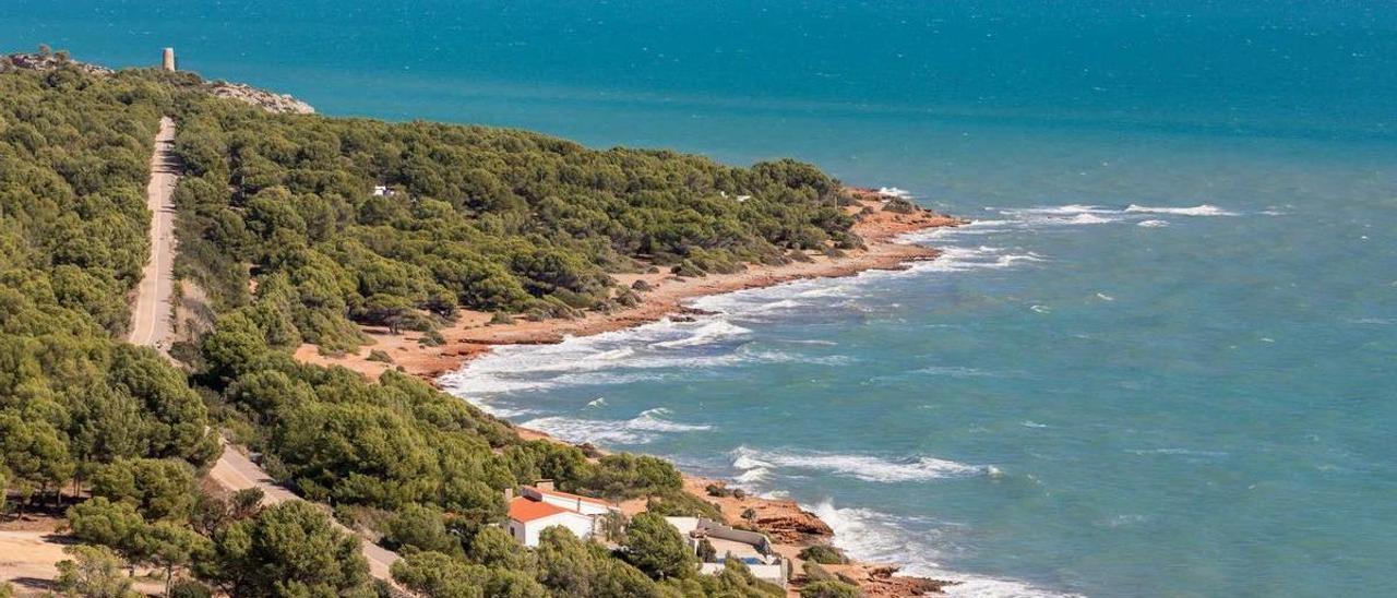 La Renegà tiene una gran importancia por su valor medioambiental y paisajístico con calas y bosque alrededor.