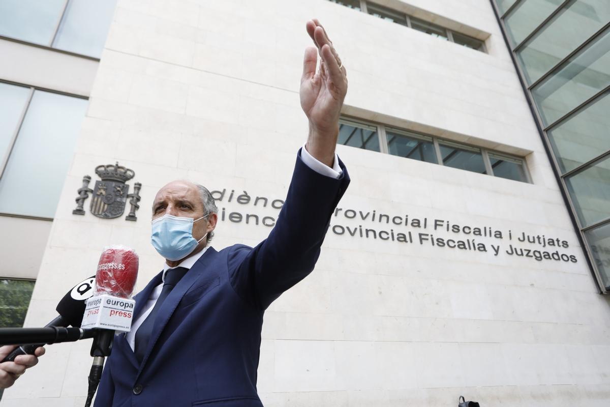 Francisco Camps atiende a los periodistas tras una comparecencia en la Ciudad de la Justicia