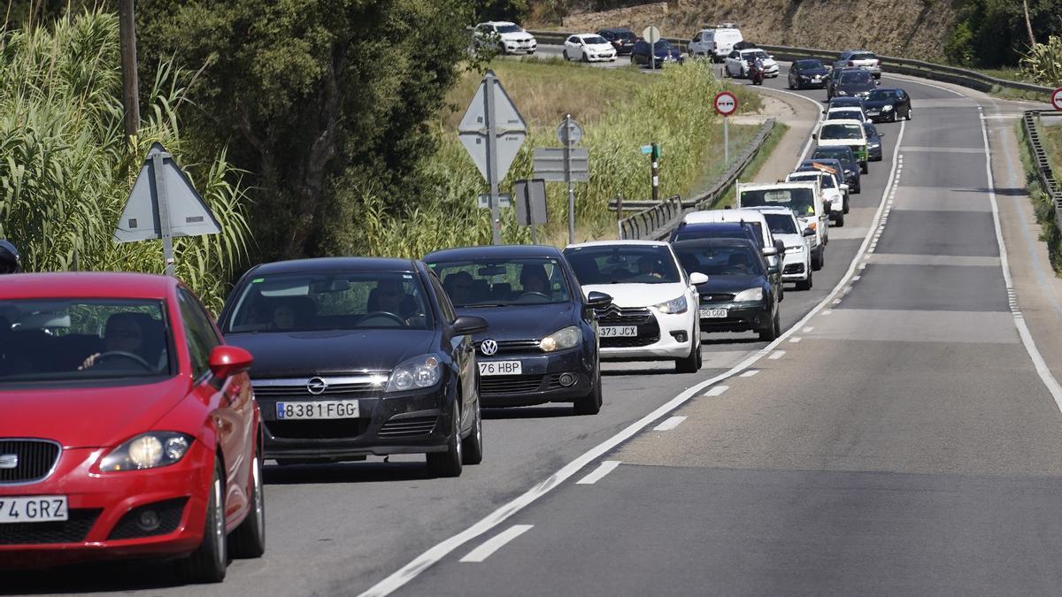Vehicles circulant per una carretera de les comarques gironines.