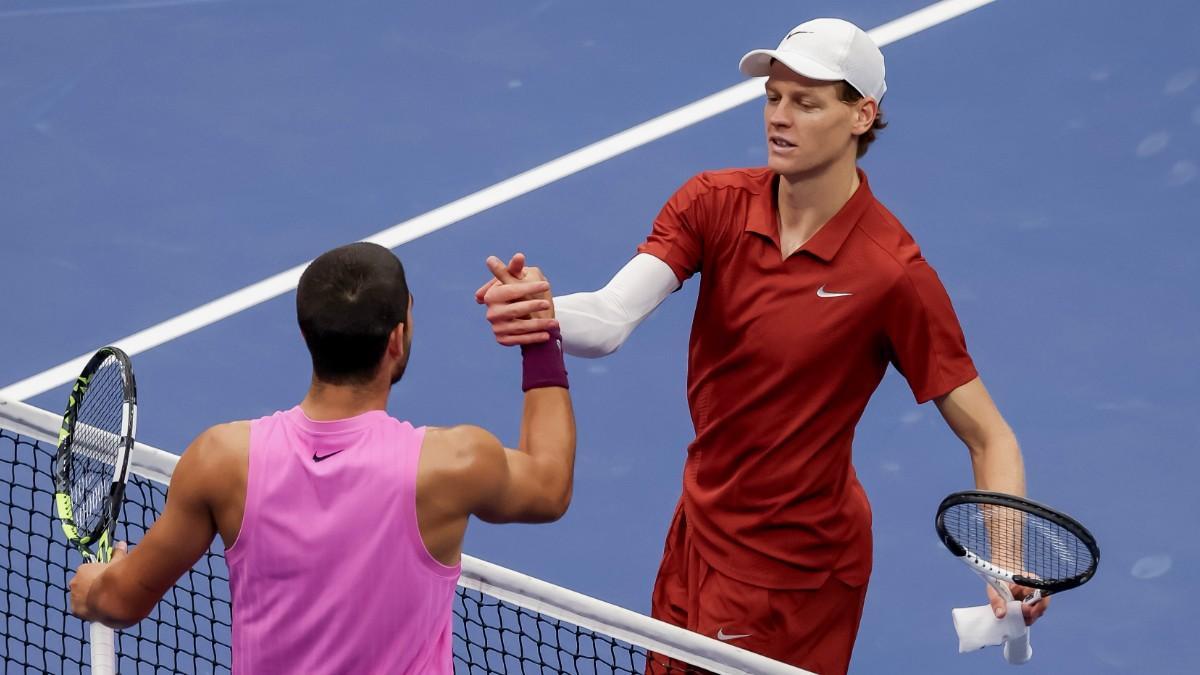 Jannik Sinner saluda a Carlos Alcaraz tras el final del partido