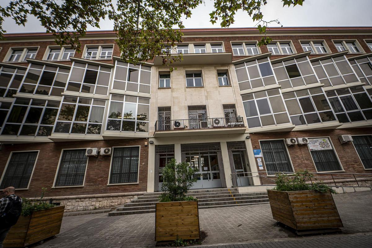 El Institut Sants, entre lo retro y lo ruinoso: crónica visual de un centro que envejece sin cuidados