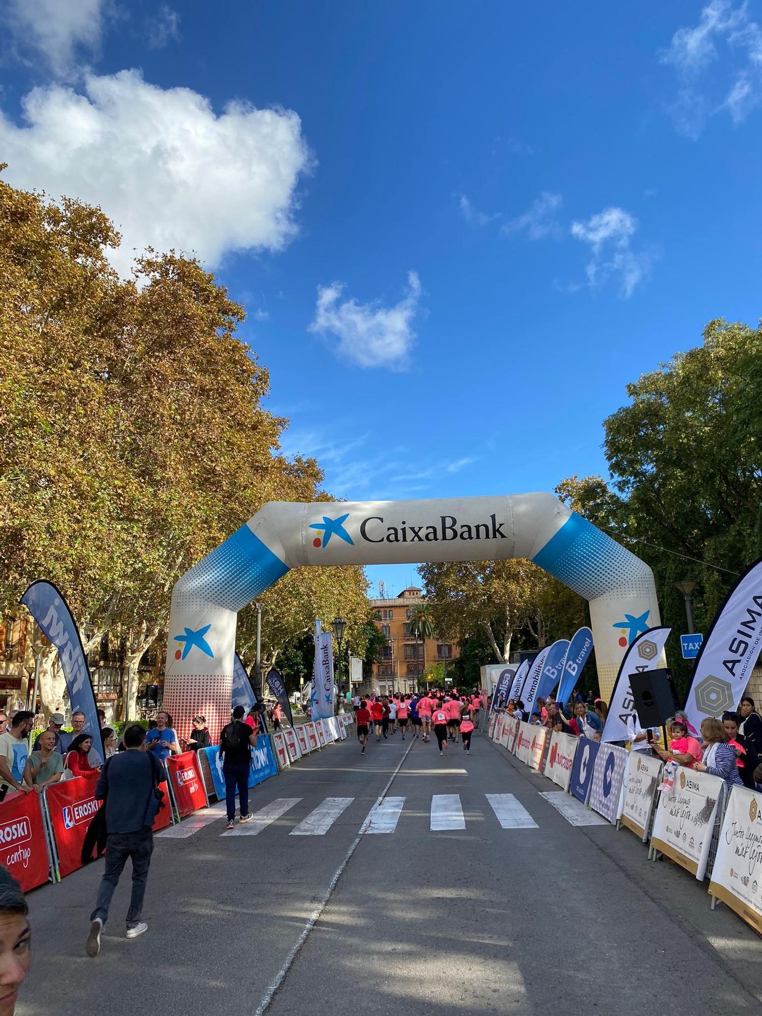 La carrera ‘Mallorca En Marcha Contra el Cáncer’ tiñe Palma de rosa