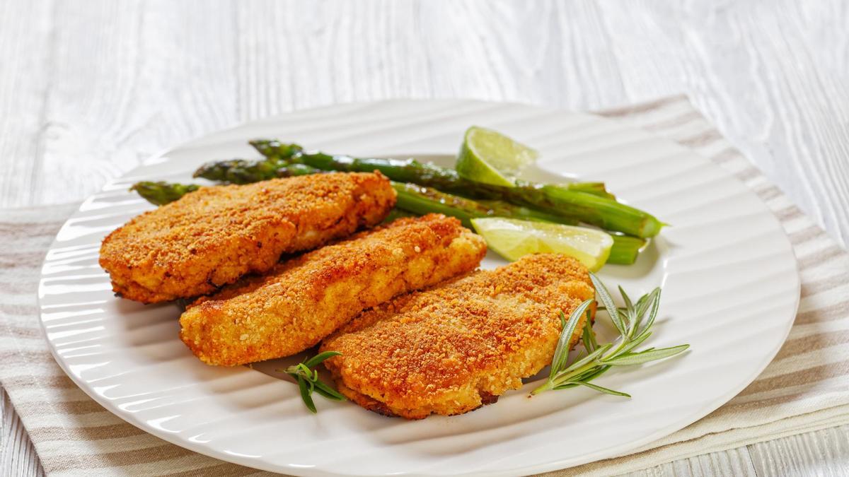 Dos pechugas de pollo empanadas.