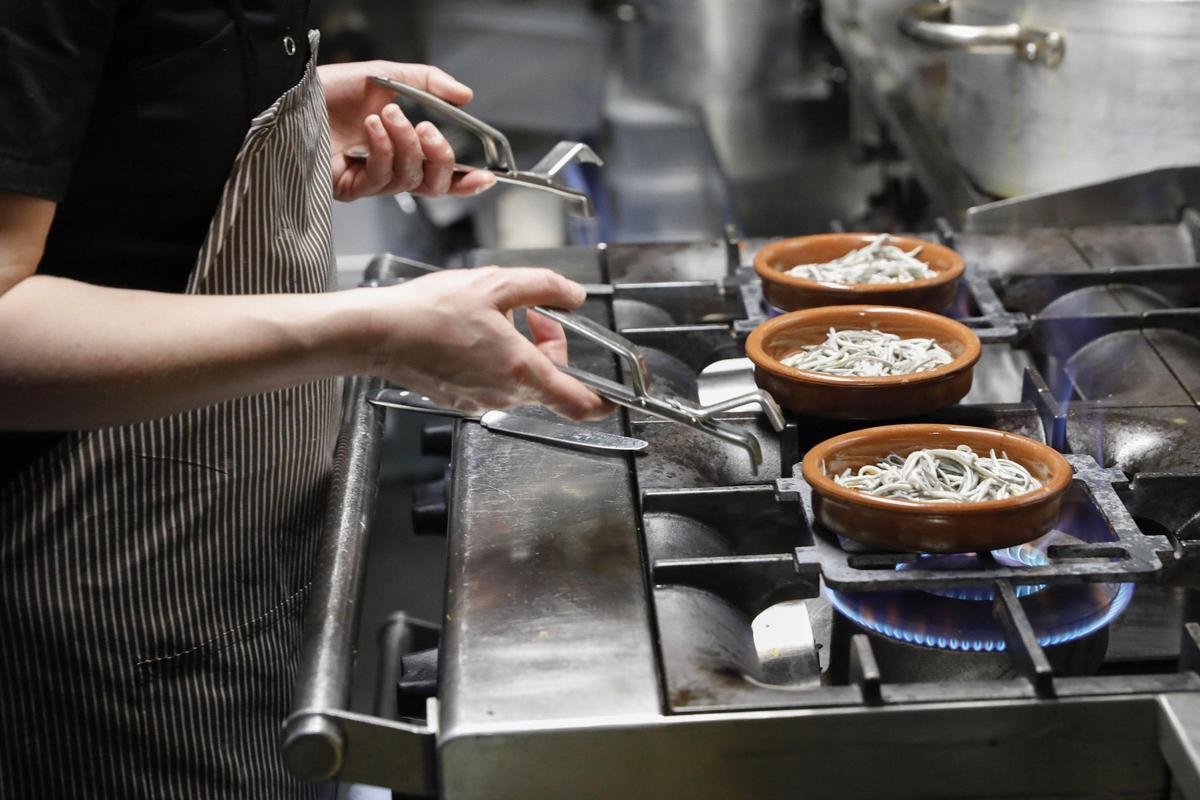 Preparación de angula, en La Arena.