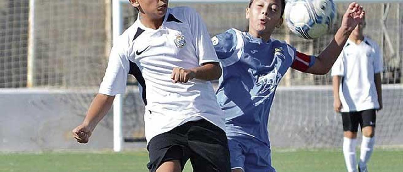 Imagen de un partido Molinar-Arenal de infantil Segunda Regional.