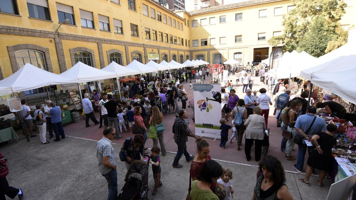 Celebración de un mercado solidario en el patio del antiguo instituto Luis Buñuel de Zaragoza.