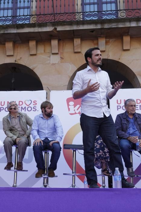 Alberto Garzón en un mitin de Unidos Podemos en la Plaza Mayor de Gijón