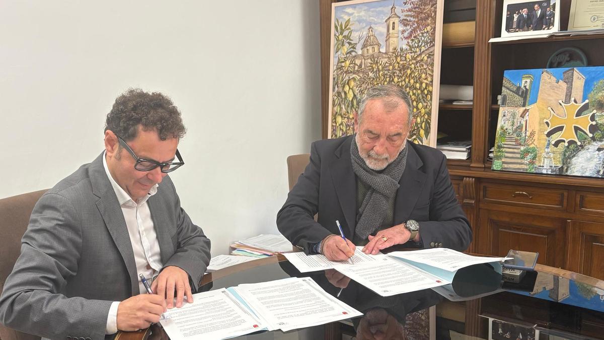 Manuel Cebrián, director general del ICA, y Rafael Guillamón, alcalde de Ricote, durante la firma del acuerdo.
