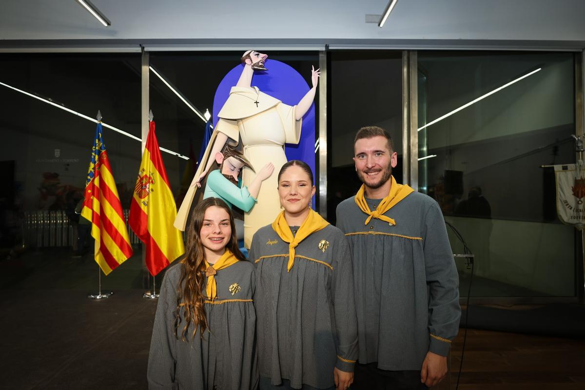 Presidente y falleras mayores de Cronista con el ninot indultat del Pare Jofré.