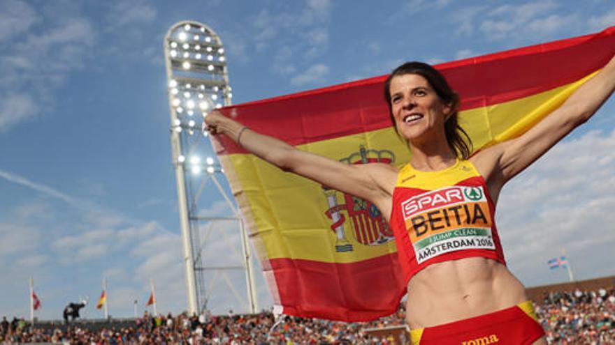 Ruth Beitia posa con la bandera española tras vencer en el europeo.